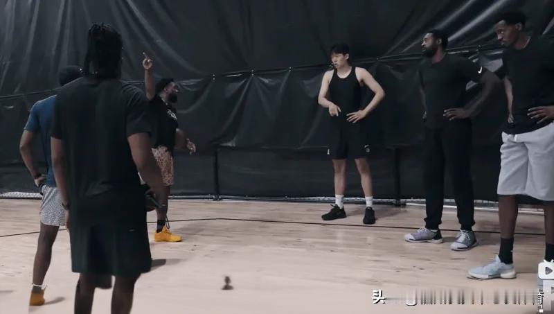 这张照片，反映的是杨瀚森跟美国教练学挡拆技术。杨瀚森在8月28日凌晨中国男篮对阵