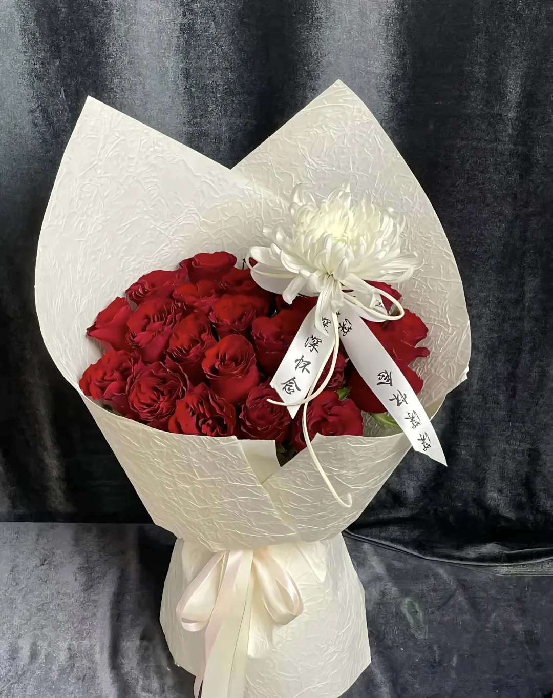 “一束红玫瑰，送给特别的你🌹”