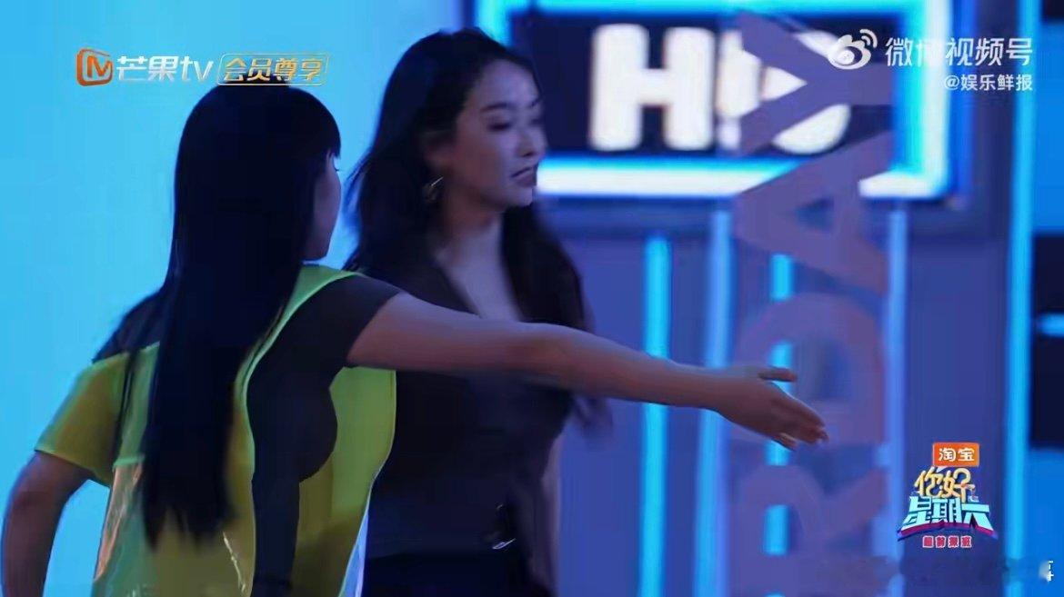 陈哲远看李沁跳舞一脸姨母笑 《一笑随歌》剧宣 CP 甜度超标！李沁认真跟节奏练开