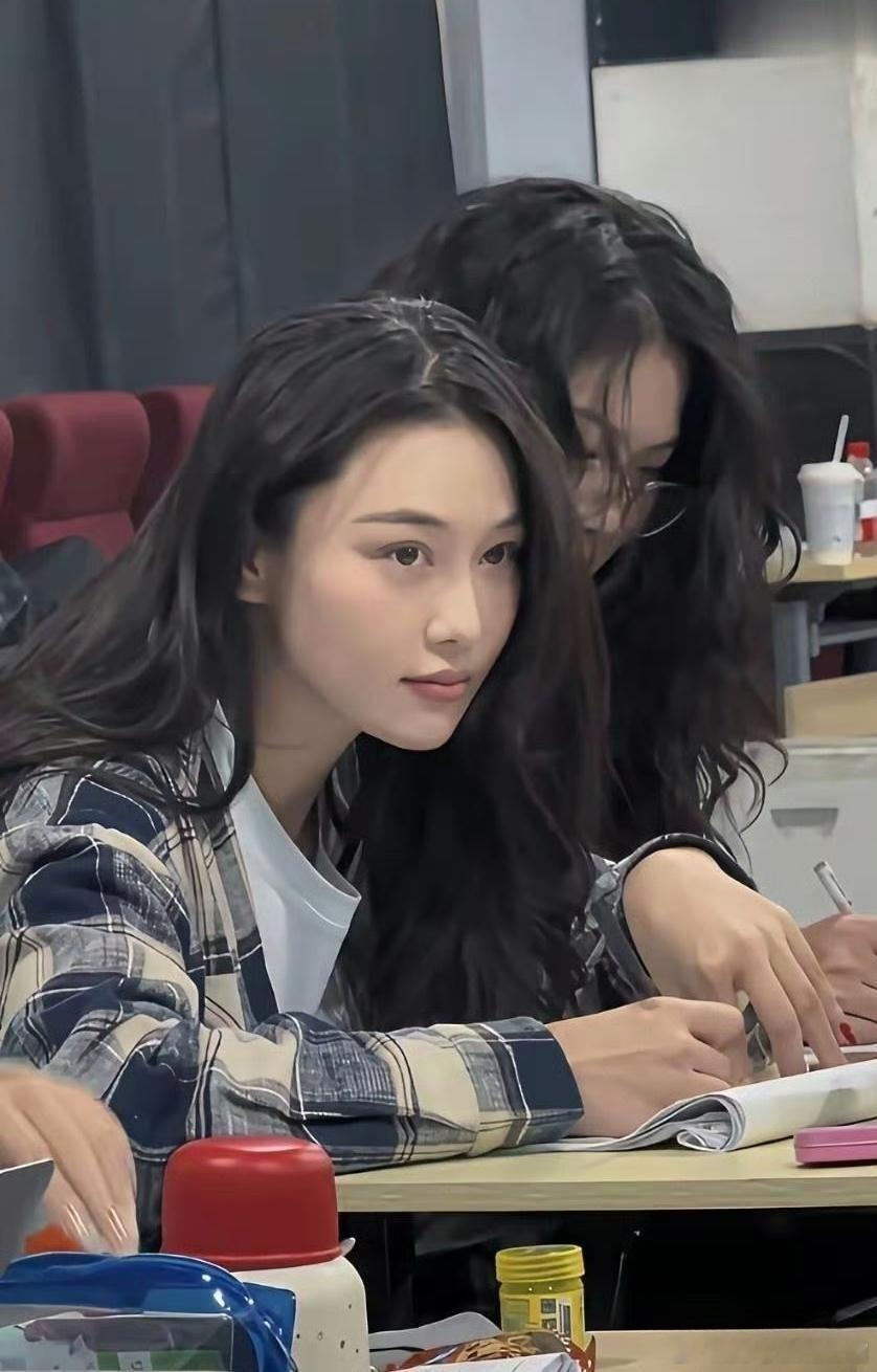 这是不是女神刚刚出道时候的照片，这张照片看着好年轻，好清纯，就算是穿着普通的衬衫