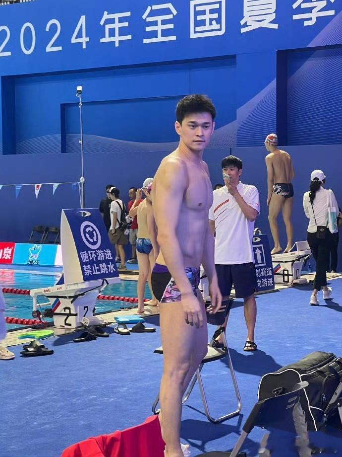 #孙杨小组第一#看孙杨这一身肌肉，应该从来没有放弃要回到赛场，这状态，宝刀未老，