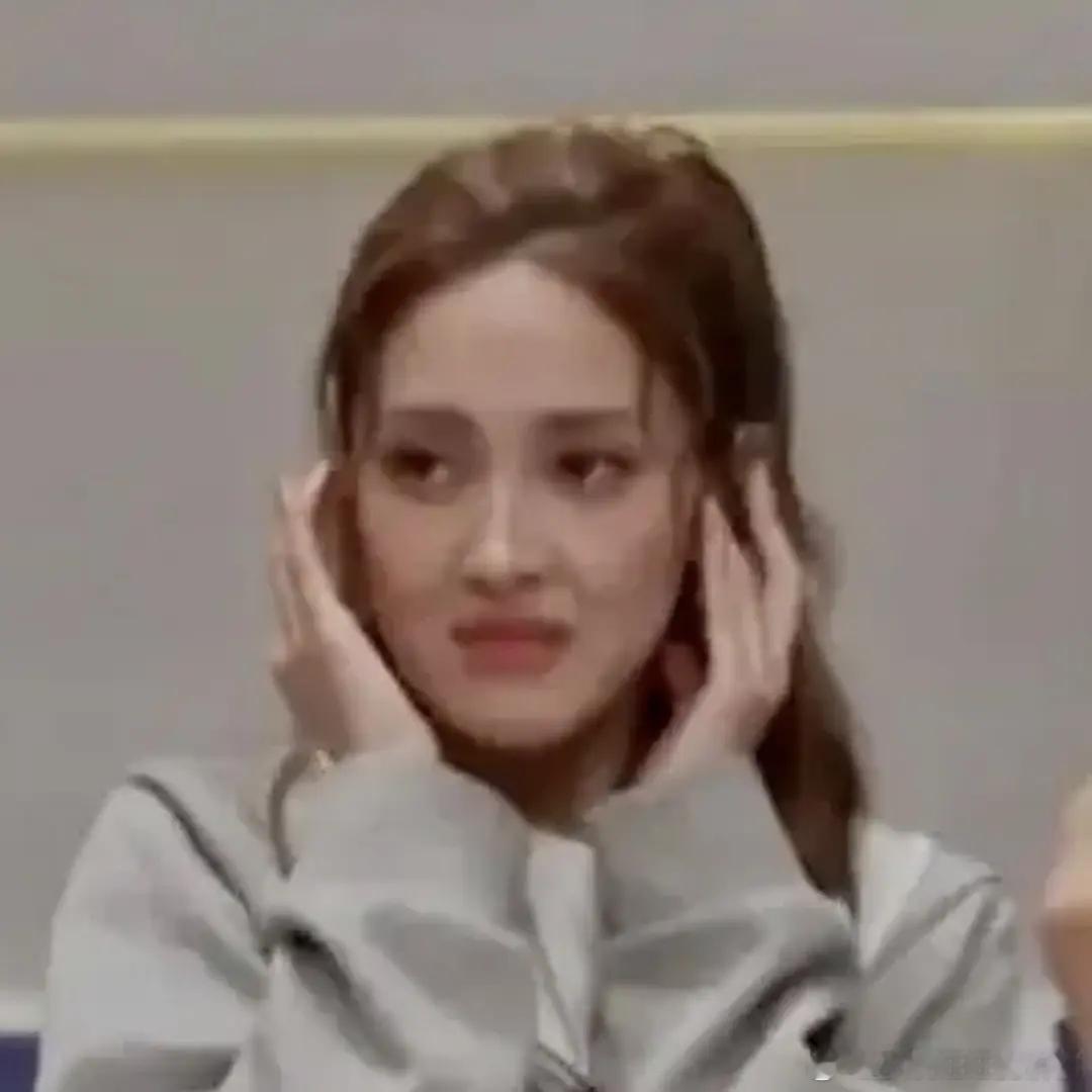 陈凯琳捂耳朵太不尊重表演的姐姐了吧 