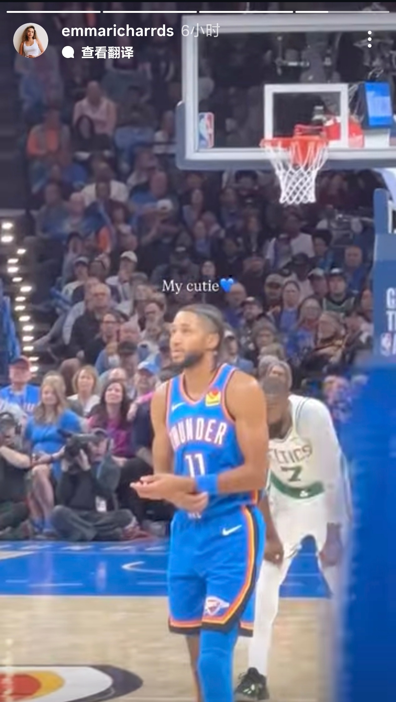 今天依旧来主场观战的乔嫂雷霆战胜凯尔特人亚历山大打破张伯伦连续得分超20纪录雷霆