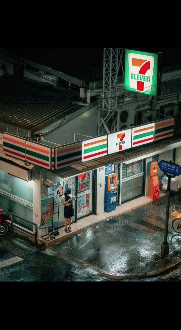 🌃雨夜的711像块会发光的方糖🍬。霓虹是城市的创可贴，孤单人在这里暂歇☔。