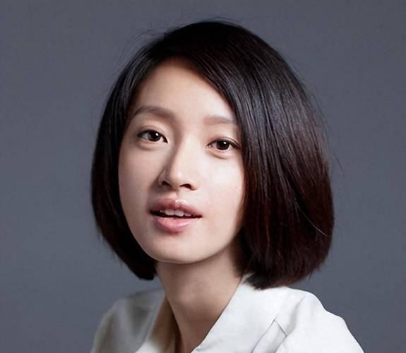 要说让我一见钟情的美女，沈佳妮必须有姓名。年轻时的她简直美出天际，气质那叫一个清