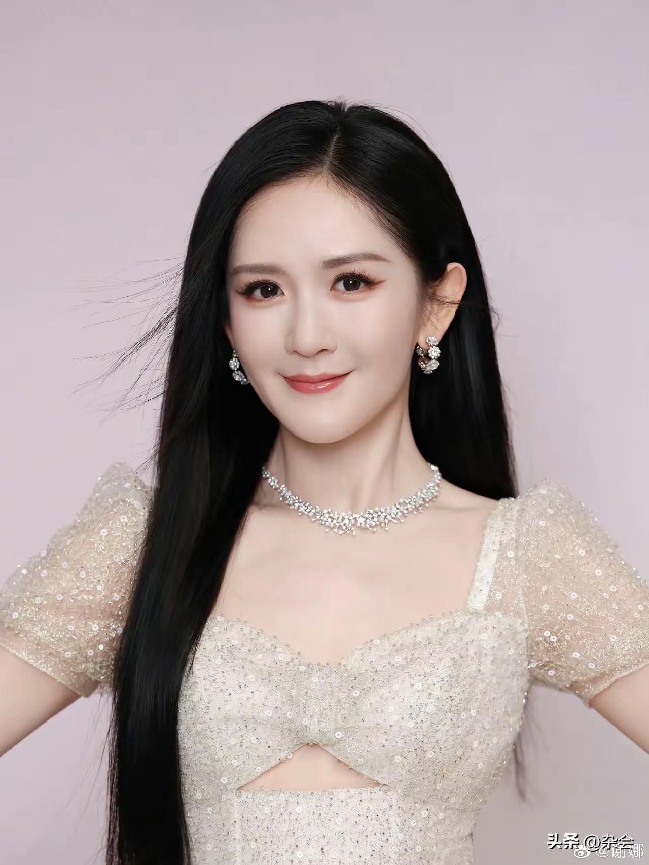 看着谢娜晒的这两碗面，红彤彤的油汤简直太诱人了！ 一碗鸡杂面，一碗豆花面，这可是