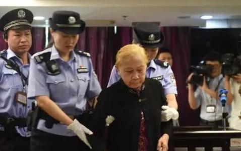 2017年，广东83岁的老太太亲手将60粒安眠药碾碎，放进了儿子的饭碗里，杀死了