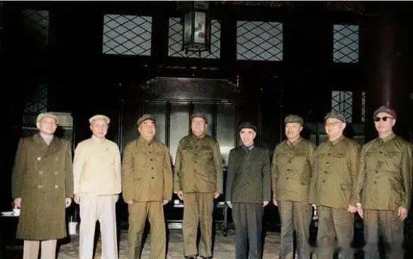 【这是毛主席唯一一次穿着军装和将帅们的合影，也是最后一次合影】 在历史的长河中，
