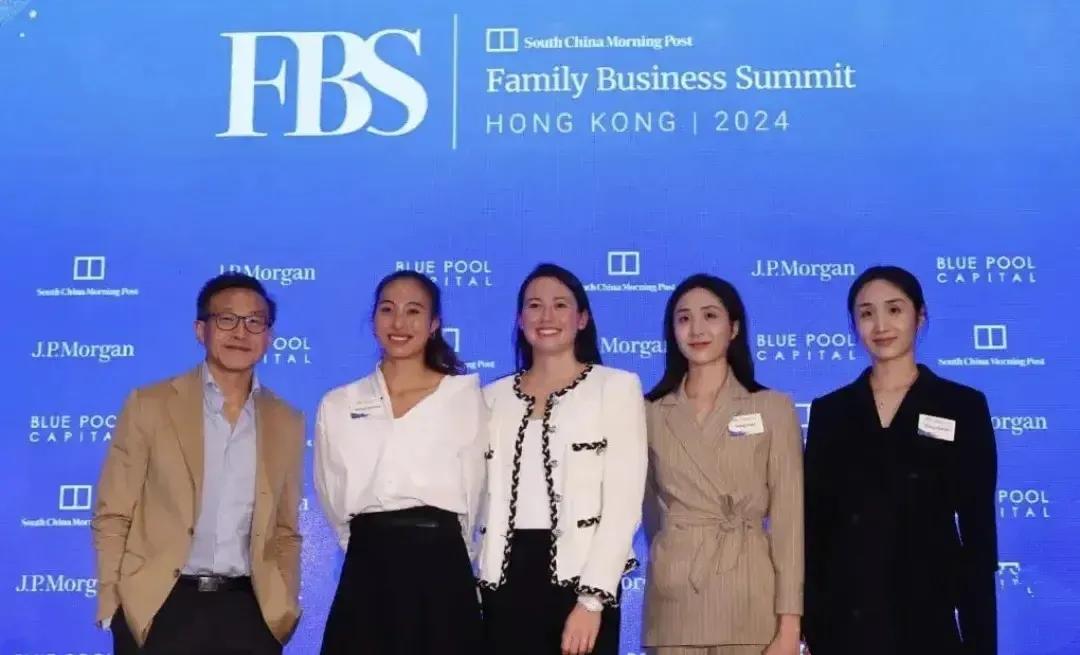 穿上礼服的郑钦文真的太美了！赛场外的郑新文在参加活动的时候这个装扮好漂亮，黑裙加