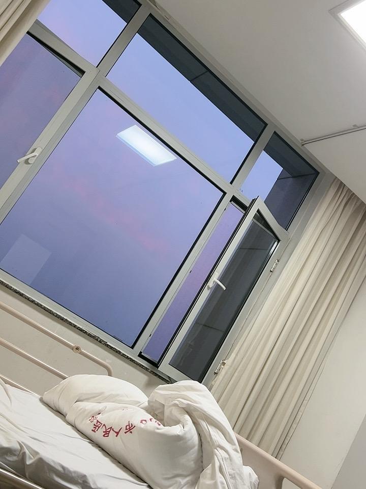在医院住着，有个问题弄不明白，为什么早上5点护土就要把病房的灯打开，然后给量个血