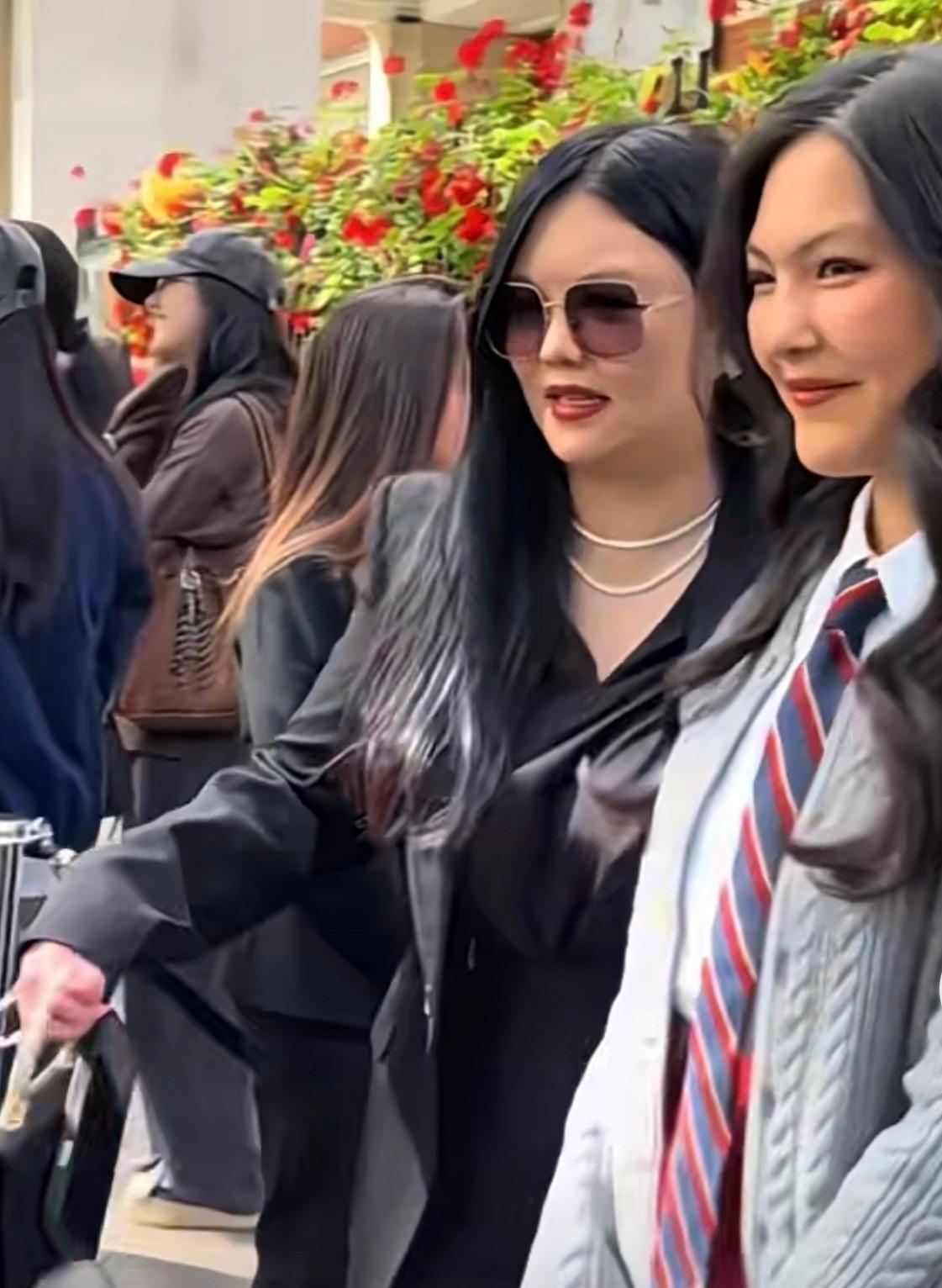 近日，李湘与女儿王诗龄现身伦敦秀场，引发关注。15岁的王诗龄身穿学院风西装裙，搭
