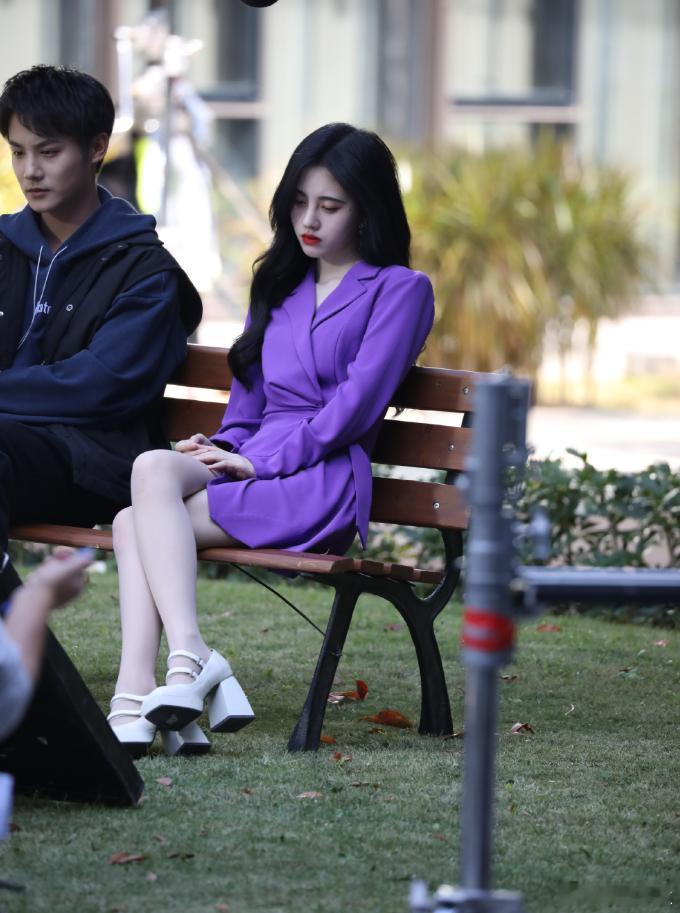 鞠婧祎这鞋跟得有10cm吧[并不简单] ​​​