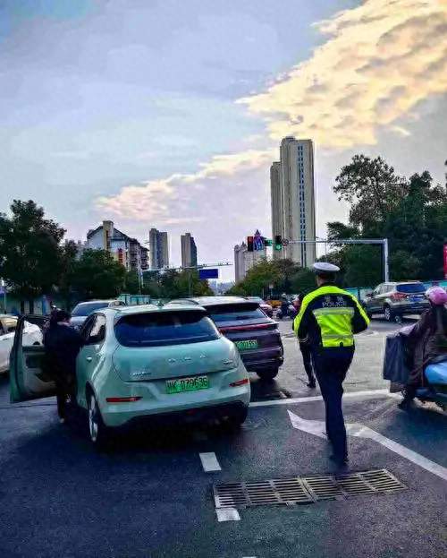衡阳路怒事件全复盘：占道拦车遭踹，司机赔800元，没人是赢家