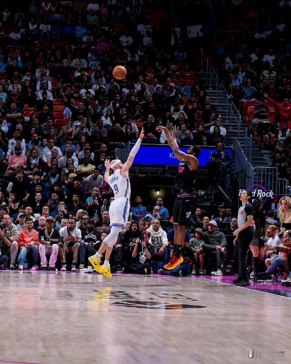 维金斯大心脏！雷霆队赛季第8败！

今天，主场作战的热火队以122-120险胜联