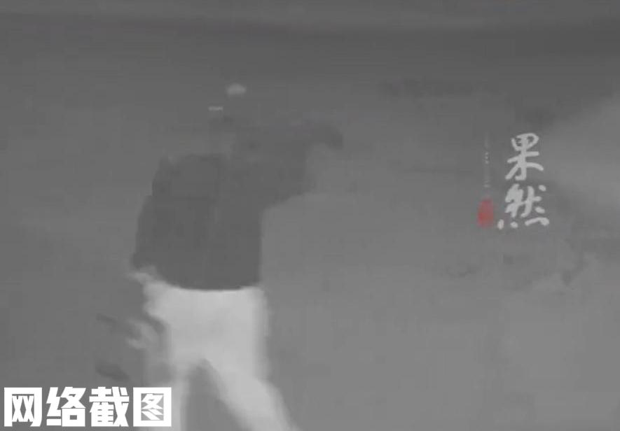 江西余江有男子的儿子结婚。

此时男子非常高兴自己儿子婚事的场面，并不停发视频炫