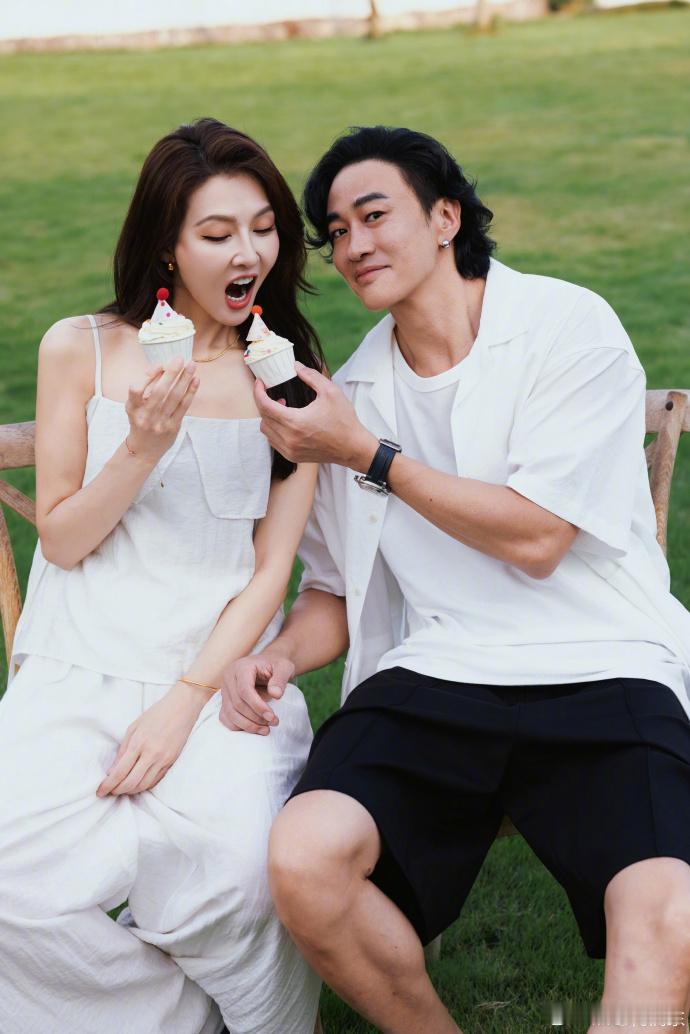 从隐秘约会到光明正大探班，从异地相望到同城相守，他们一步一个脚印，把爱情经营得愈