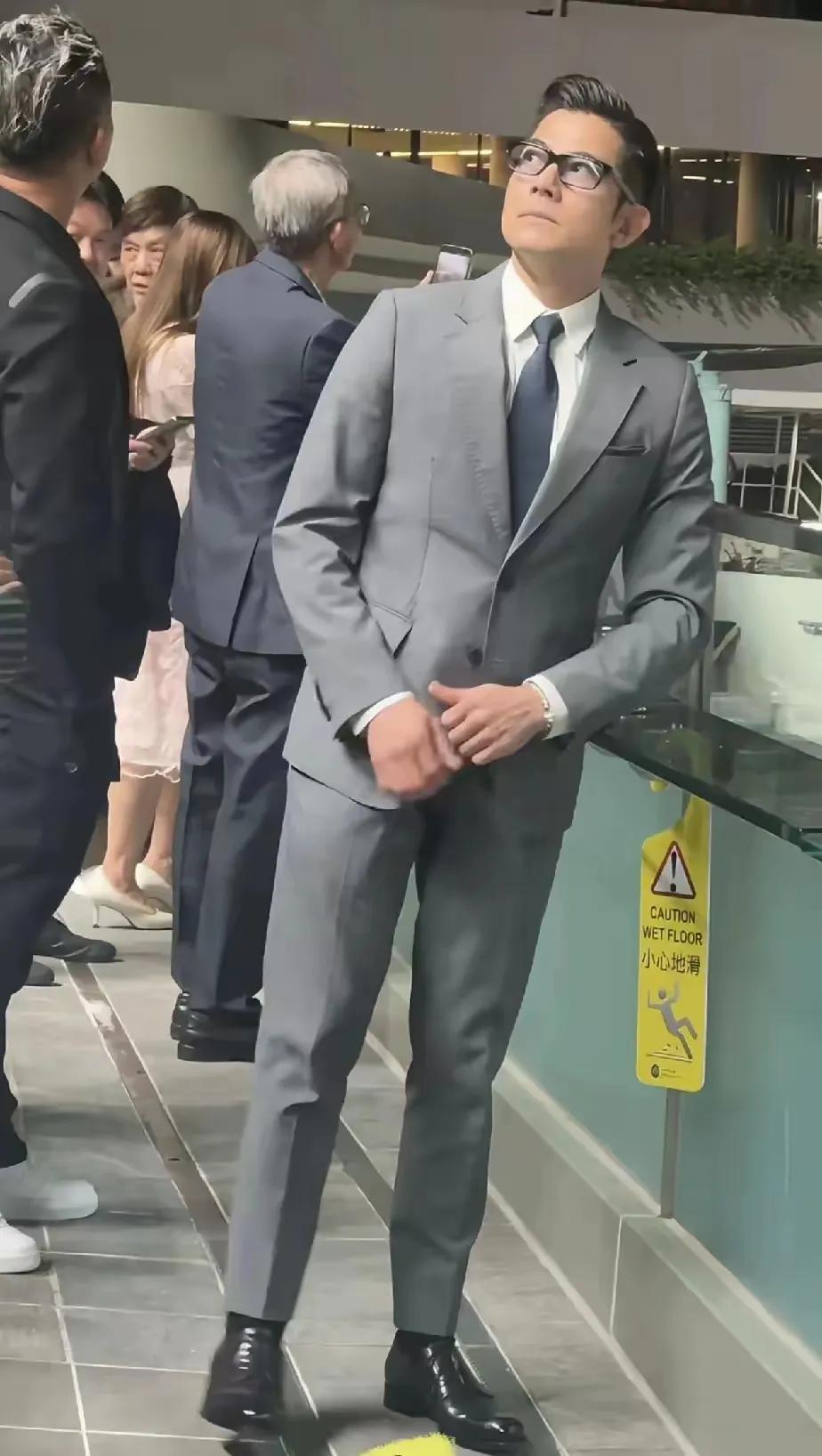 60岁的年纪，30岁的妆容，郭富城在教男人要怎么站立：
挺腰，抬头，高点，再高点