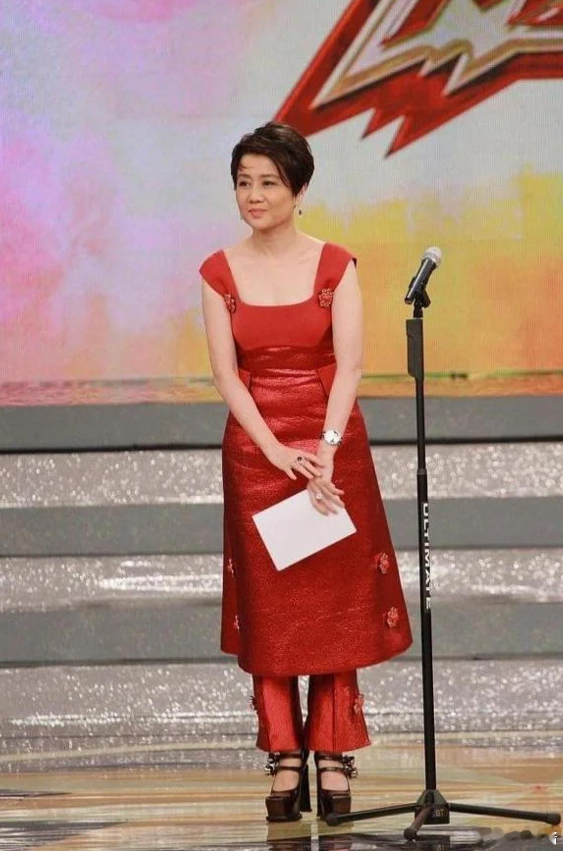 四太梁安琪60岁时穿吊带红裙好时尚当时的四太虽然已经60岁了，但美貌不输当年，四