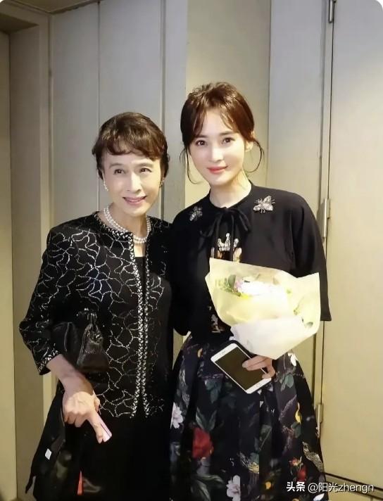 蒋勤勤和日本著名女演员栗原小卷站在一起，不仅气质上都透着一股温婉大气的劲儿，连脸