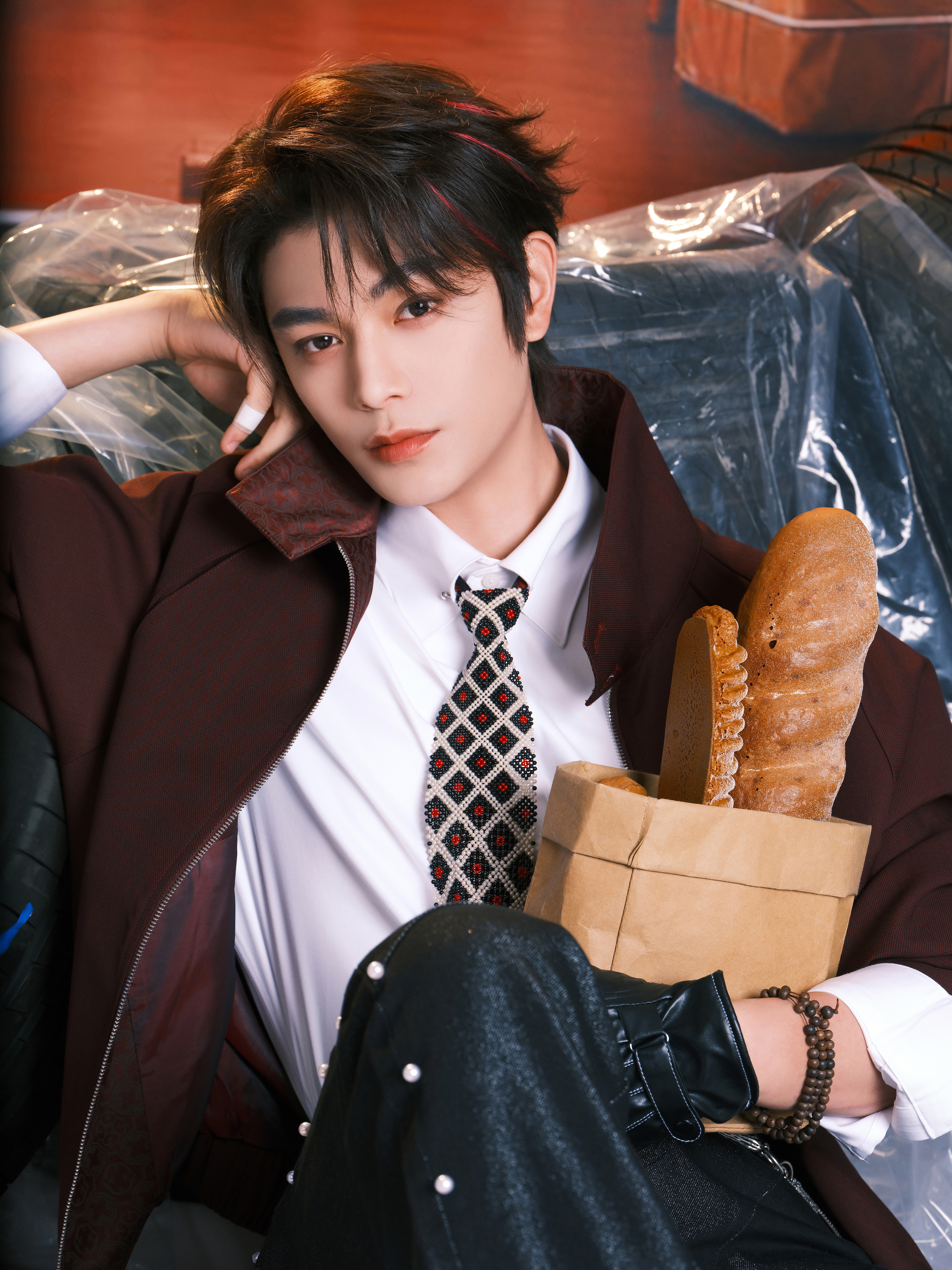 丁禹兮今日出席Jmoon品牌活动造型图集，身着GLACIERBOY棕色夹克搭配串