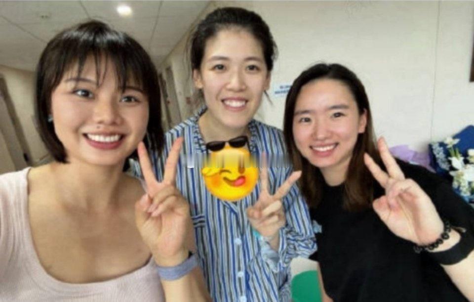 中国女排主攻今日发文确认，她因心脏问题接受了手术且已出院休养，目前恢复顺利，但将