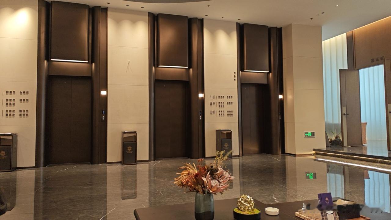 黄陂人结婚，在婚礼宴会中心搞，方便专业，图片拍摄于前川街道，不知道盘龙城有没有