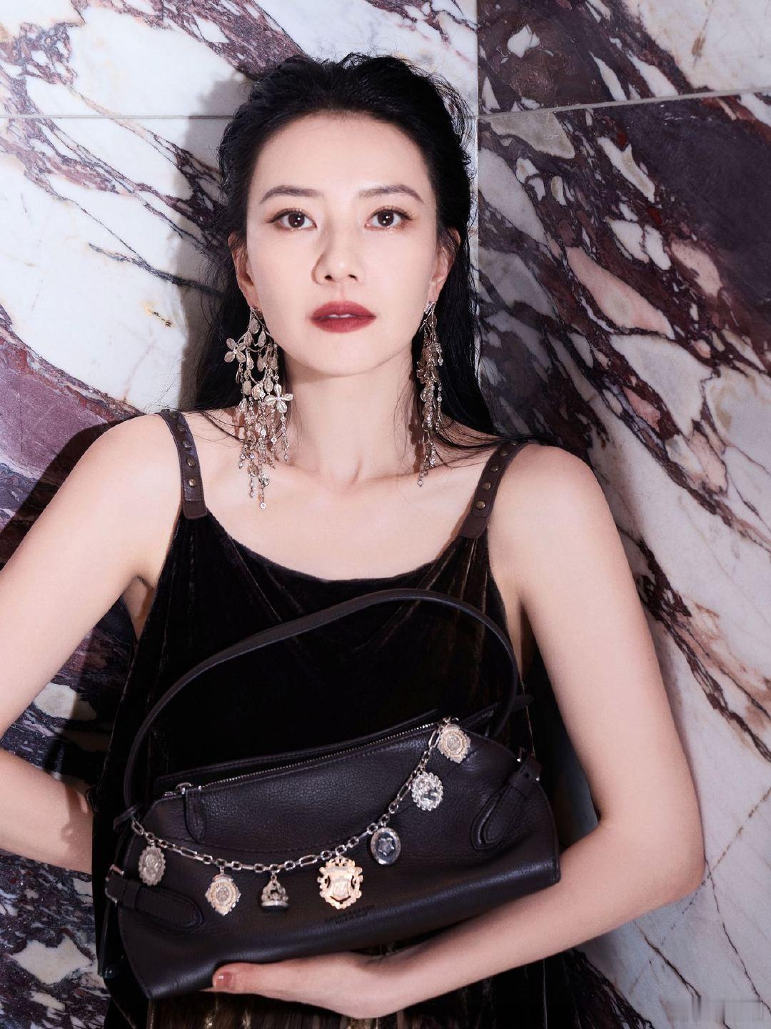 高圆圆纽约时装周生图高圆圆纽约秀场造型打破固有印象，湿发背头自带酷感，搭配质感丝