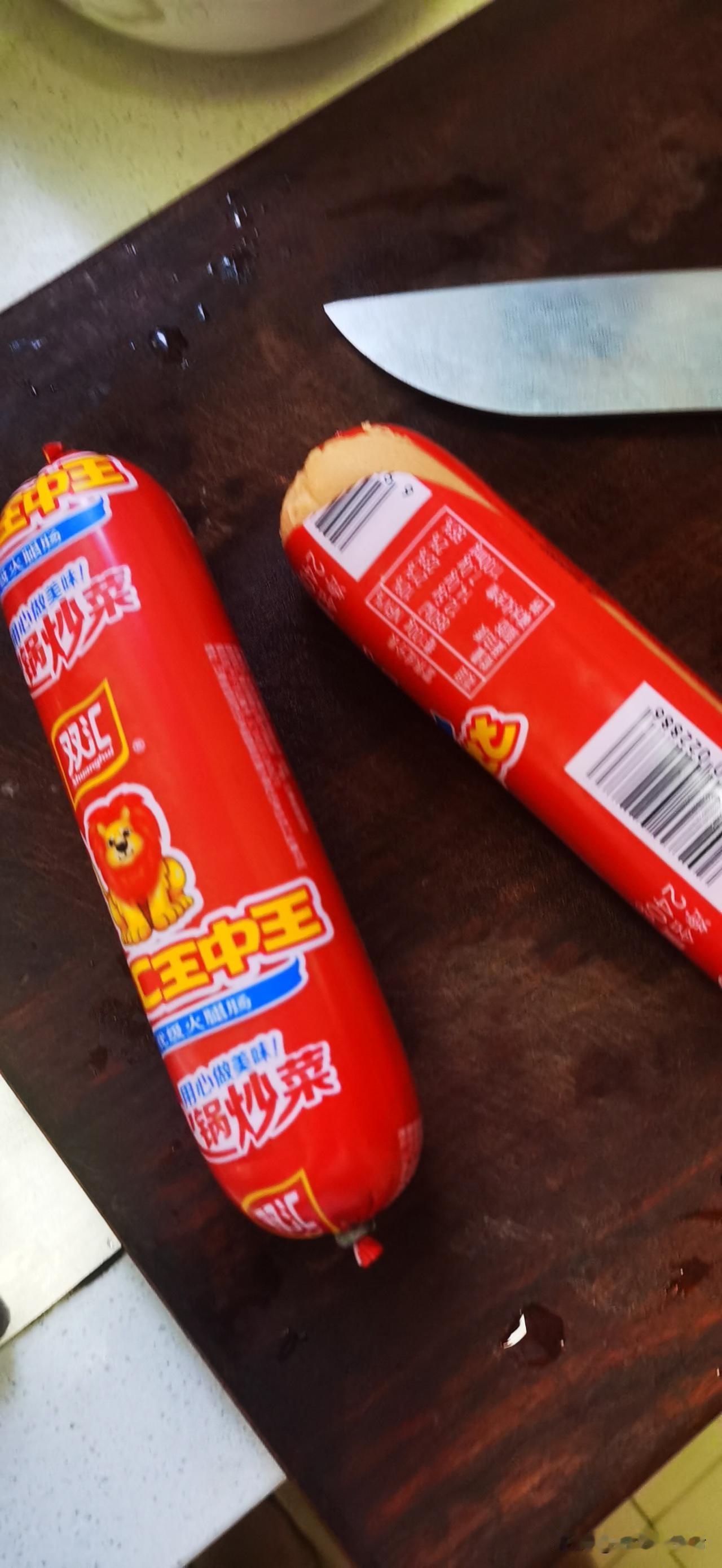 【想不通！火腿为啥比鲜猪肉还贵？】
 
在店里随手拿了两根240g的双汇大火腿，