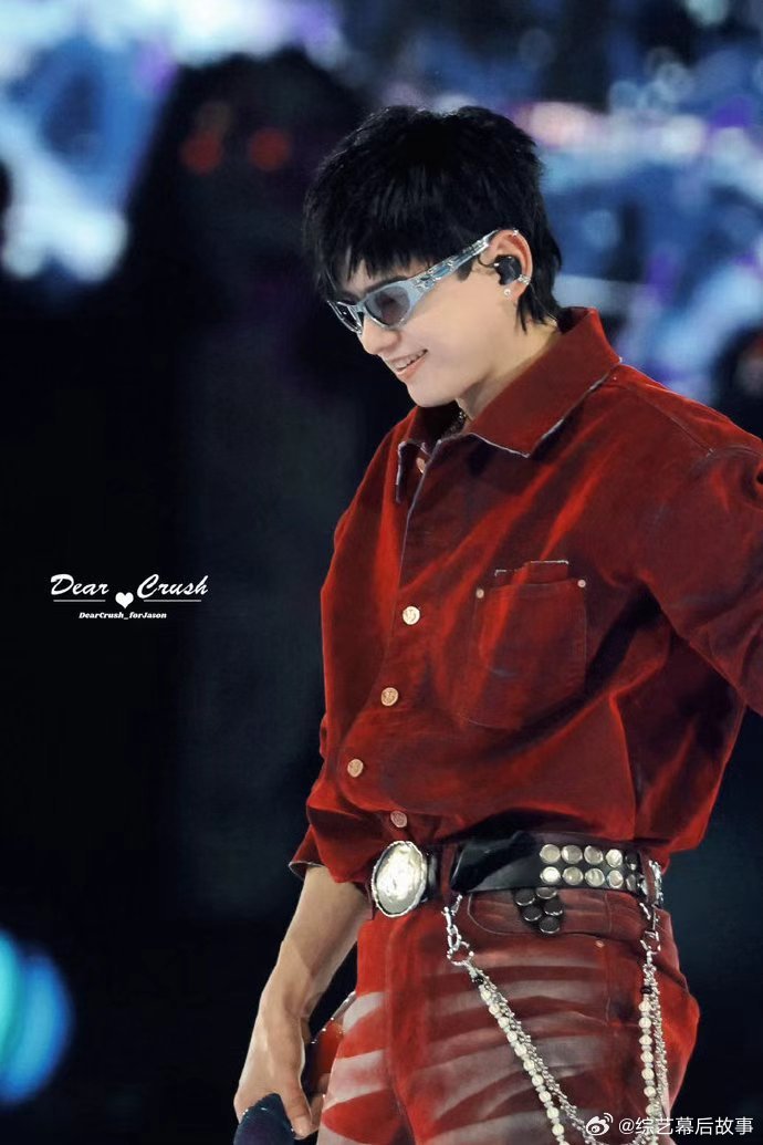 一个字概括张杰演唱会蹦迪环节 梦！梦幻光影编织狂欢梦境，张杰打碟奏响梦的旋律，伴