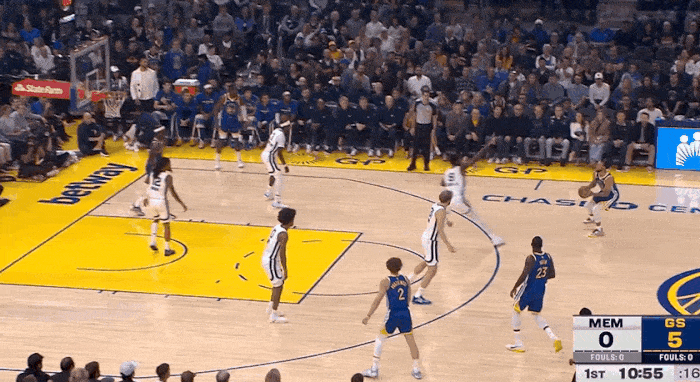 拿捏！库里突破上篮得分打停灰熊！
在今天NBA常规赛勇士对阵灰熊的第一节比赛中，