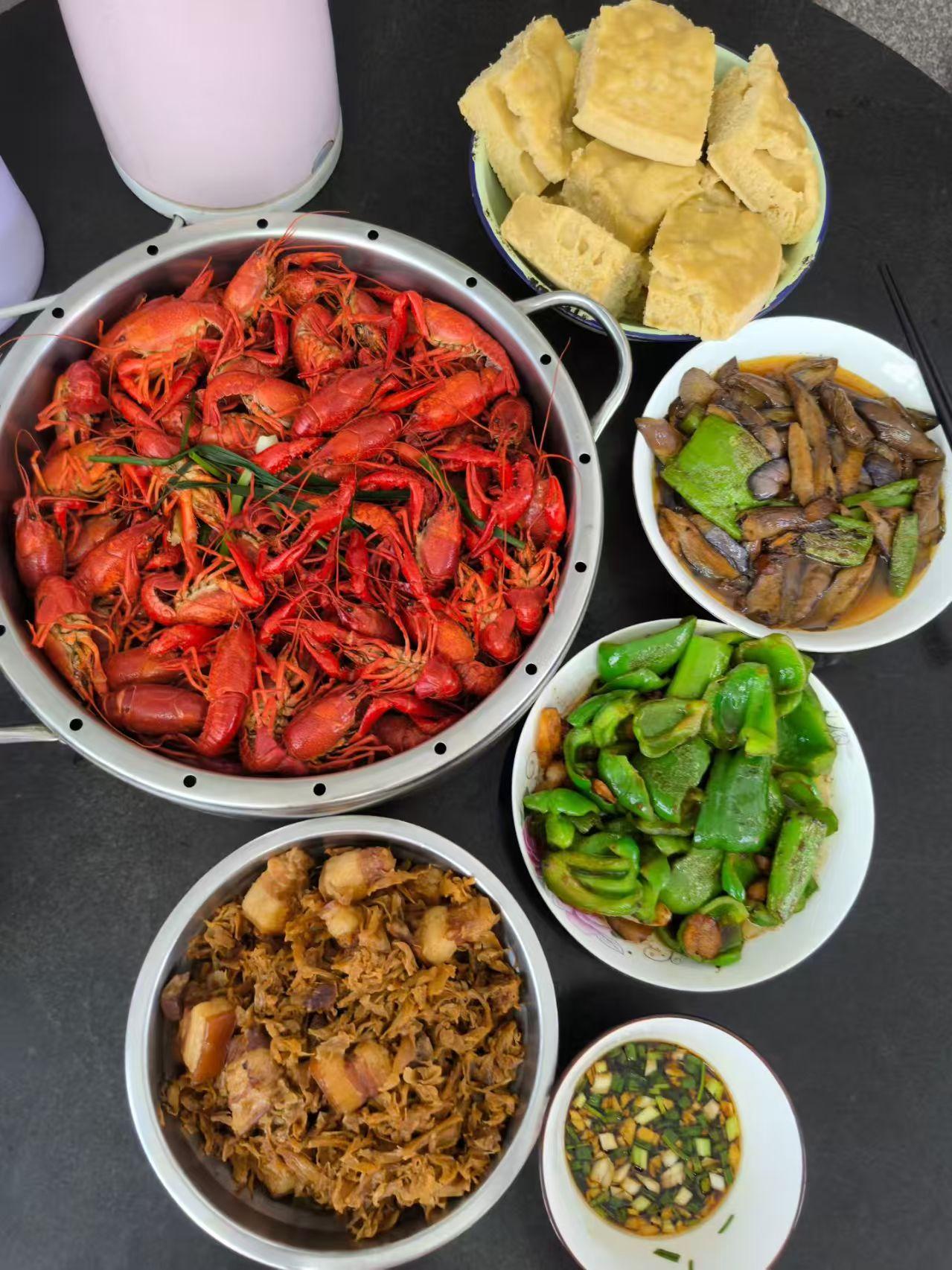 香辣小龙虾、清炒青椒、香煎豆腐、凉拌菜，尽享美味。