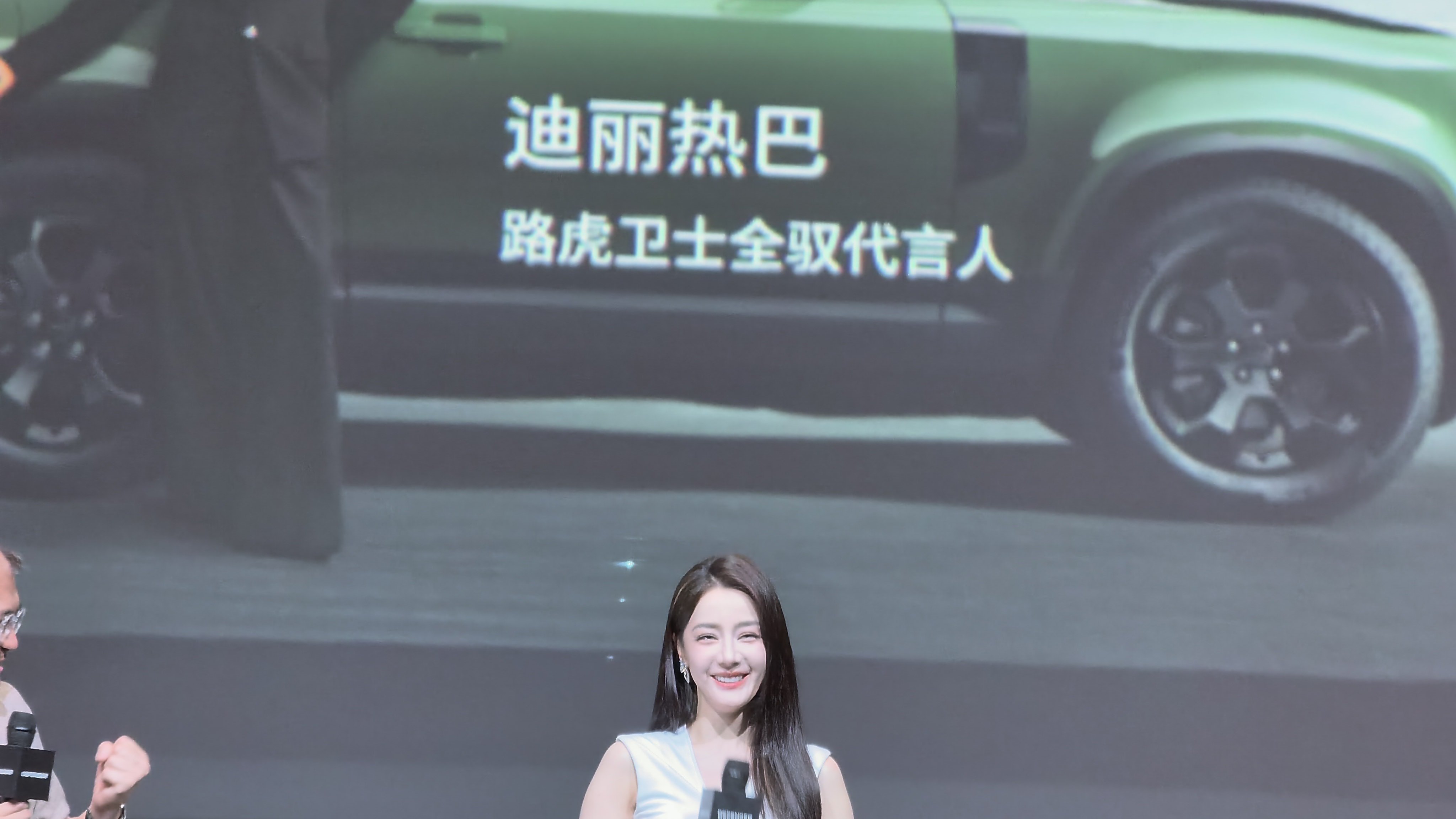 迪丽热巴好看不好看？！路虎卫士帅不帅？！ 路虎卫士 热巴开卫士