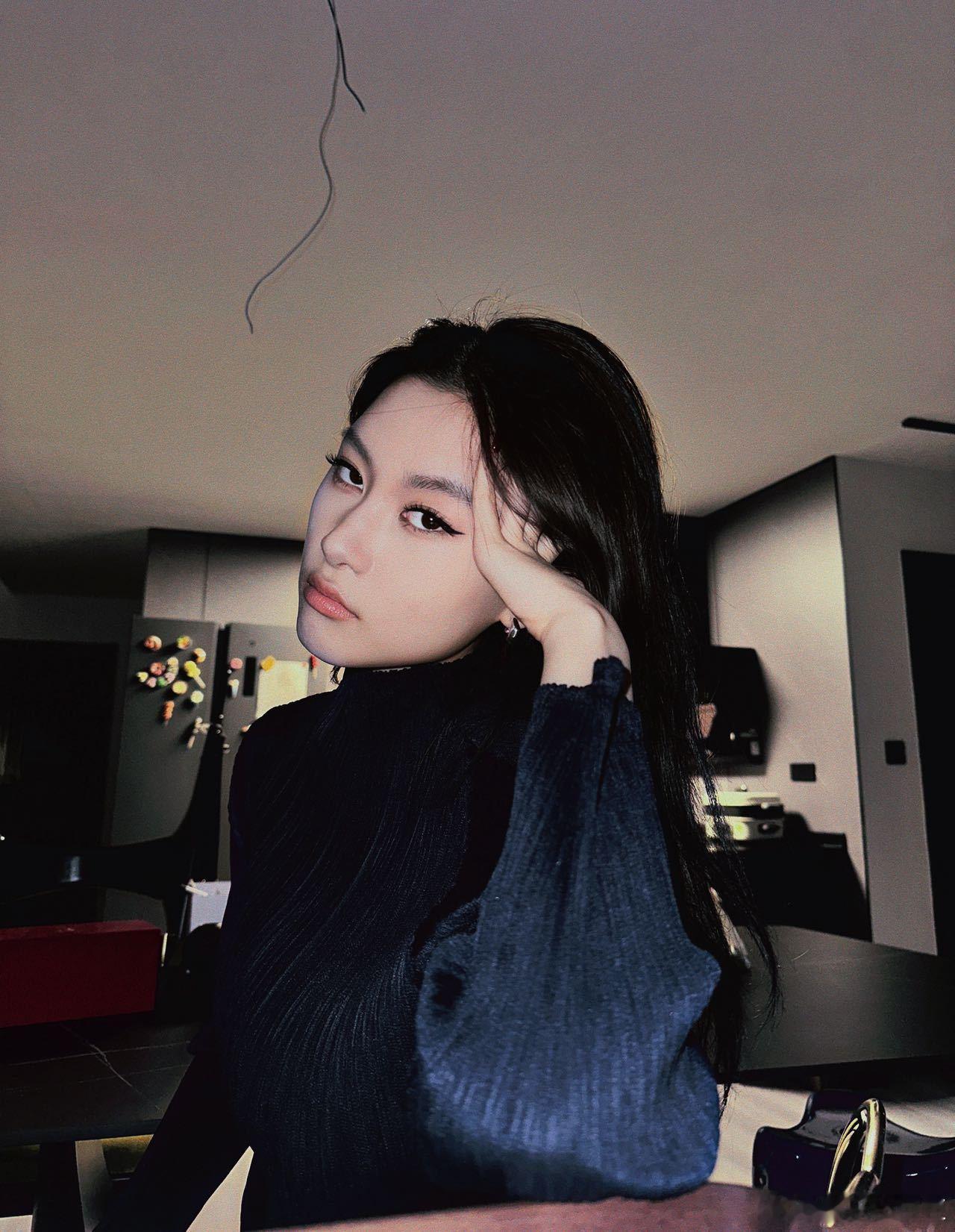 陈嫣冉私下就是元气满满的酷girl，时尚感强的人穿搭更是没短板，私服依旧给到夯?