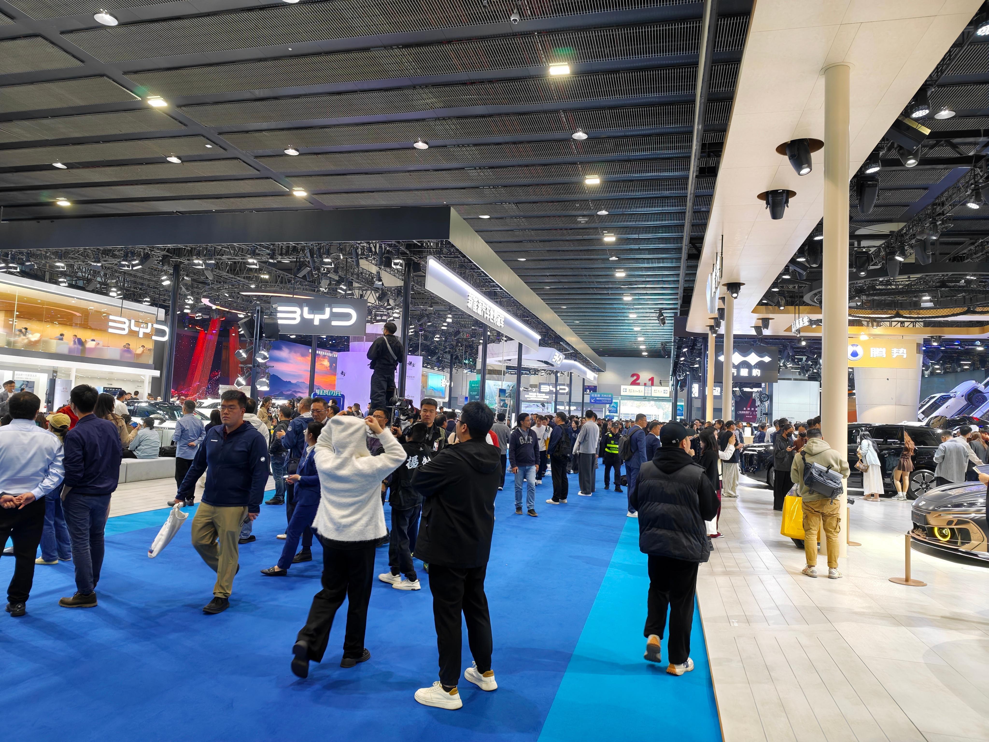 比亚迪包下了一座展厅，王朝系列、海洋系列、仰望、腾势和方程豹都在这里。 