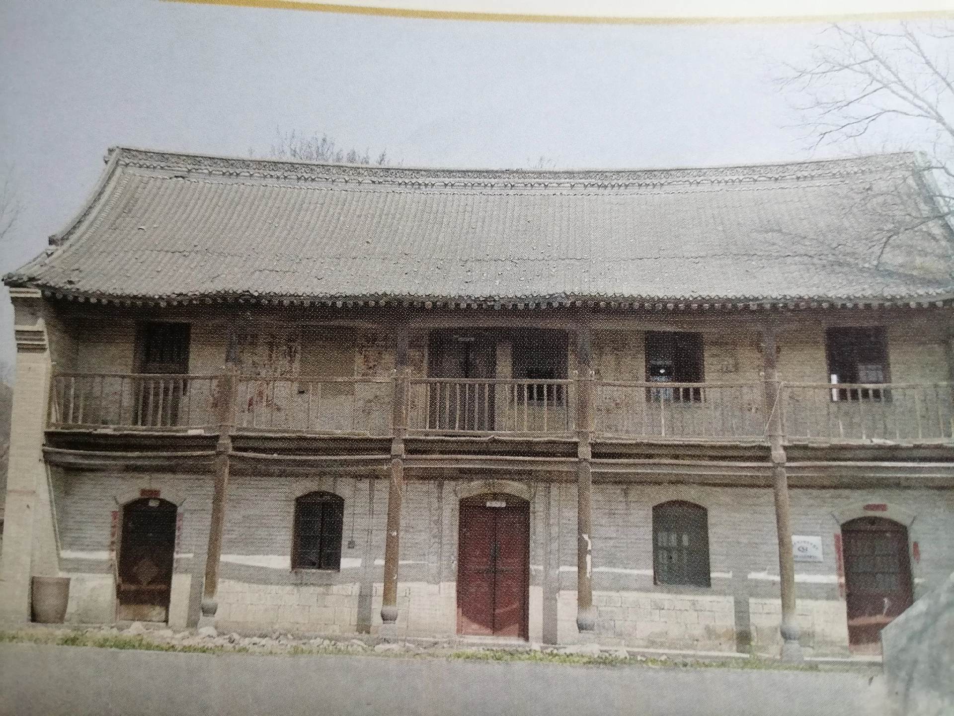 《巩县曲剧团编导薄芝千》
薄芝千，南河渡村人，薄氏十九世人，五六十年代巩县曲剧名人，他参与创建了巩县第一个曲剧团，担任编导，他能演文武生净旦角，一生编改了40多部剧本，可惜都未成册备案，他对曲剧文化事业的推动和发展起到了不小的作用。