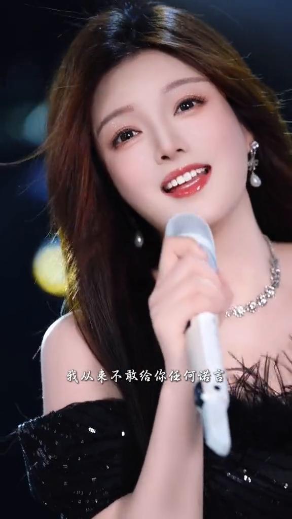 《别怕我伤心》。
我从来不敢给你任何诺言，是因为我知道我们太年轻。你追求的是一种