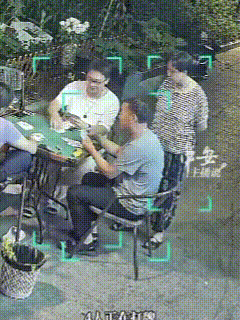 广东一大妈，仅凭一声异响，在空调外机高空坠落瞬间，头都没抬就火速跑开，晚一秒秒后