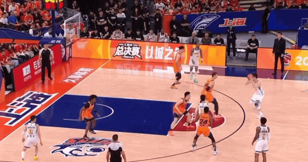 上海主场103:82大胜广厦，我觉得有三个观点需要分享：
1、跟之前比赛打法一样