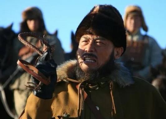 1949年，杀了三千多名西路军红军的韩起功，在被解放军击败后，残部逃入祁连山。