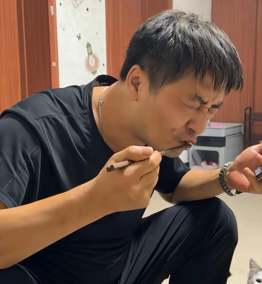 刷到杰哥和小伙伴一个搞笑的视频，真是太让人忍俊不禁了。

且说这天深夜，杰哥从烧