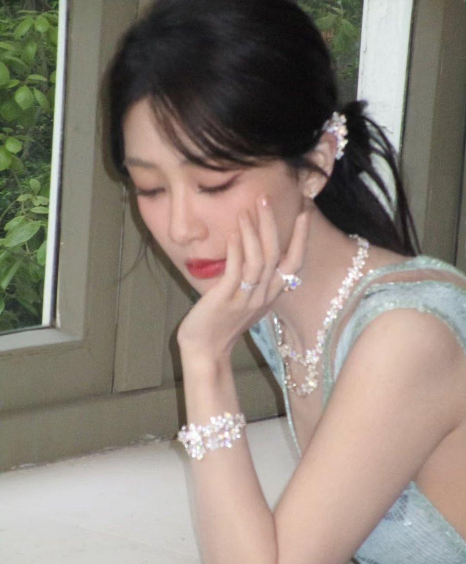 杨紫[超话]  yz杨紫董竹君yz杨紫玉兰花开君再来兜兜转转的重逢是场浪漫 【杨