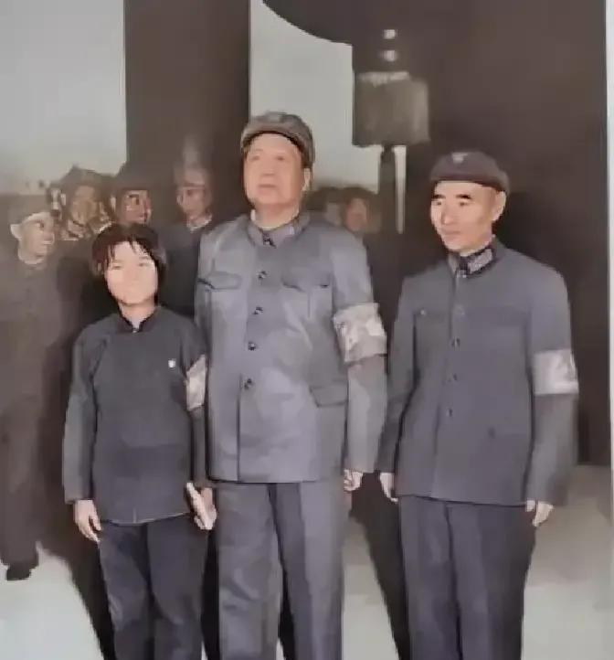 焦守云把老爸的手写治沙笔记直接甩给剧组，说别拍神话，拍他熬夜咳到纸上的血点。
我