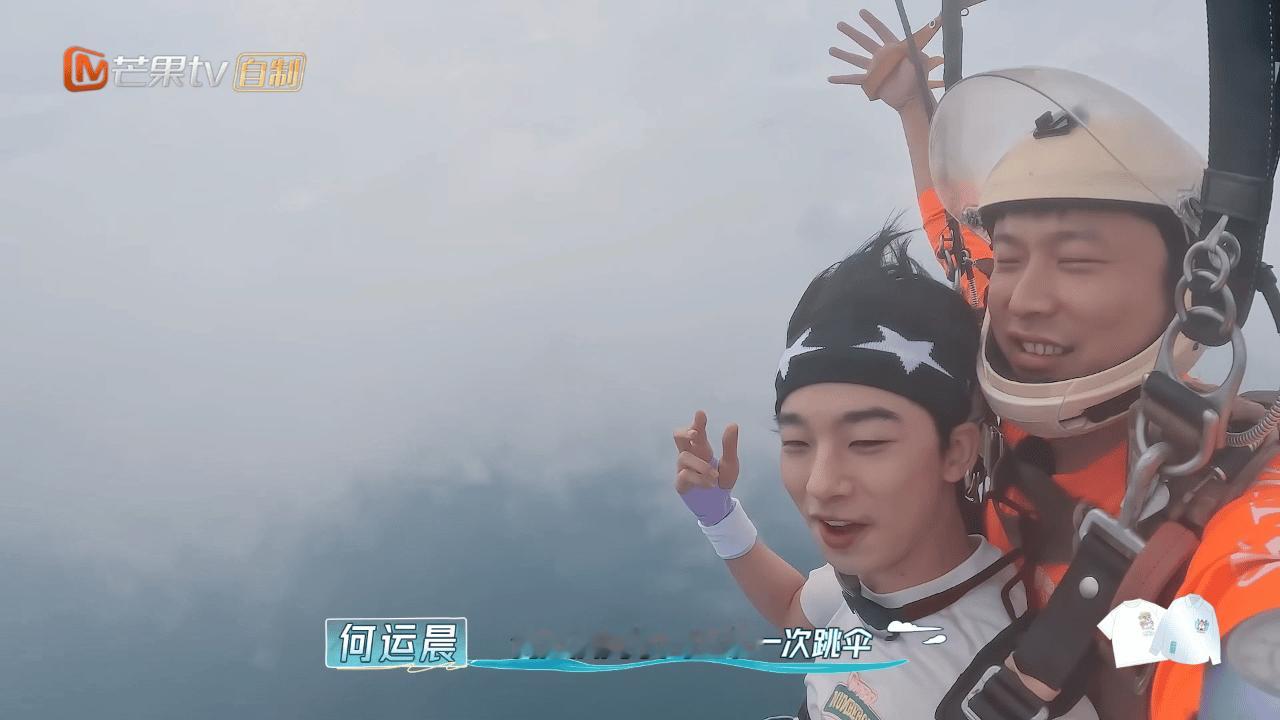 院人跳伞勇敢的人先享受世界 院人们在4000米高空进行了一场惊险刺激的跳伞挑战。
