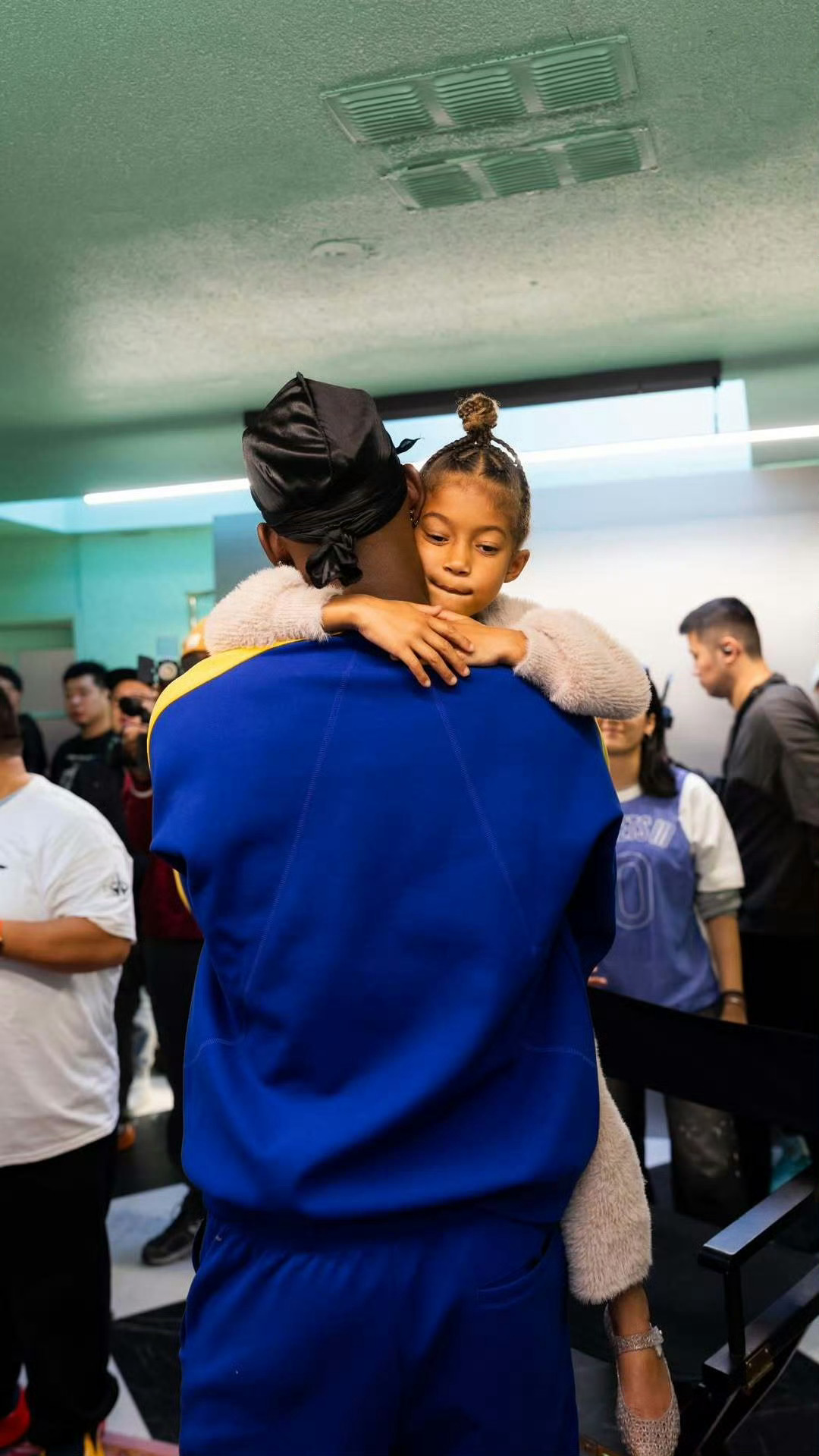 追梦格林谈巴特勒赛季报销后在更衣室说的话：“他坐在更衣室里说的第一句话就是，‘伙