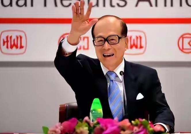 李嘉诚到底是一个什么样的人？

最近看李嘉诚卖老宅

不用抬这么高，他大概近30