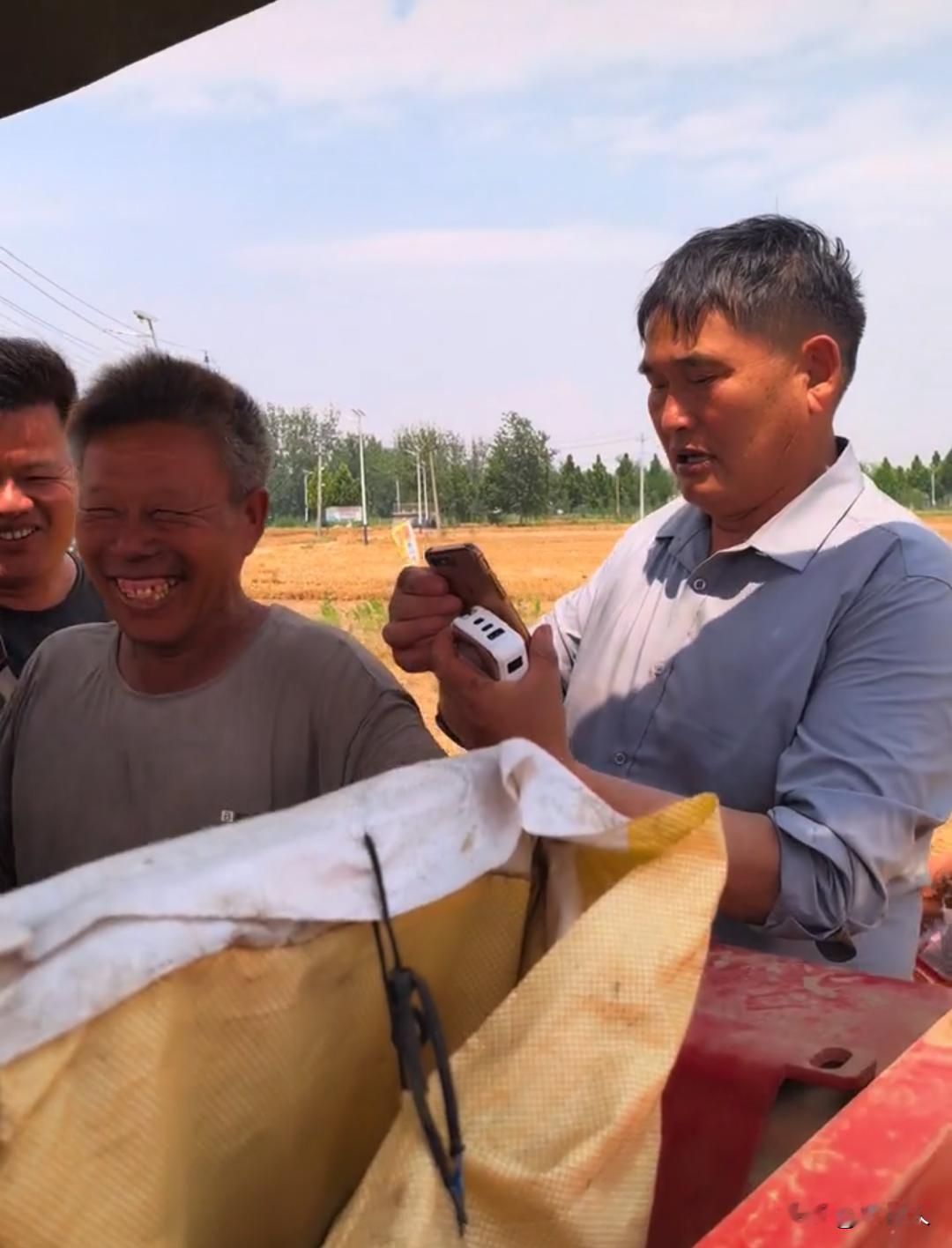 “大衣哥”朱之文多次强调：“种地是主业，唱歌只是副业”。虽然一场演出能顶好几年种