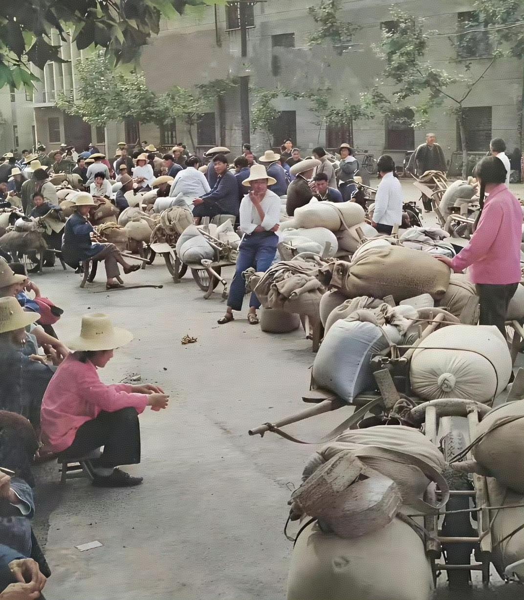 1990年，河南农村社员收完麦子排队交公粮。