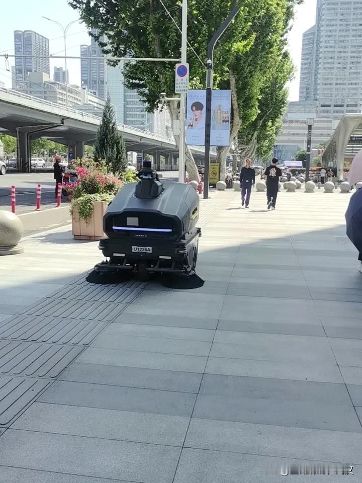 武汉商场门前都是机器人扫地了，以后底层人民的工作越来越少了。

没有专业技术，没