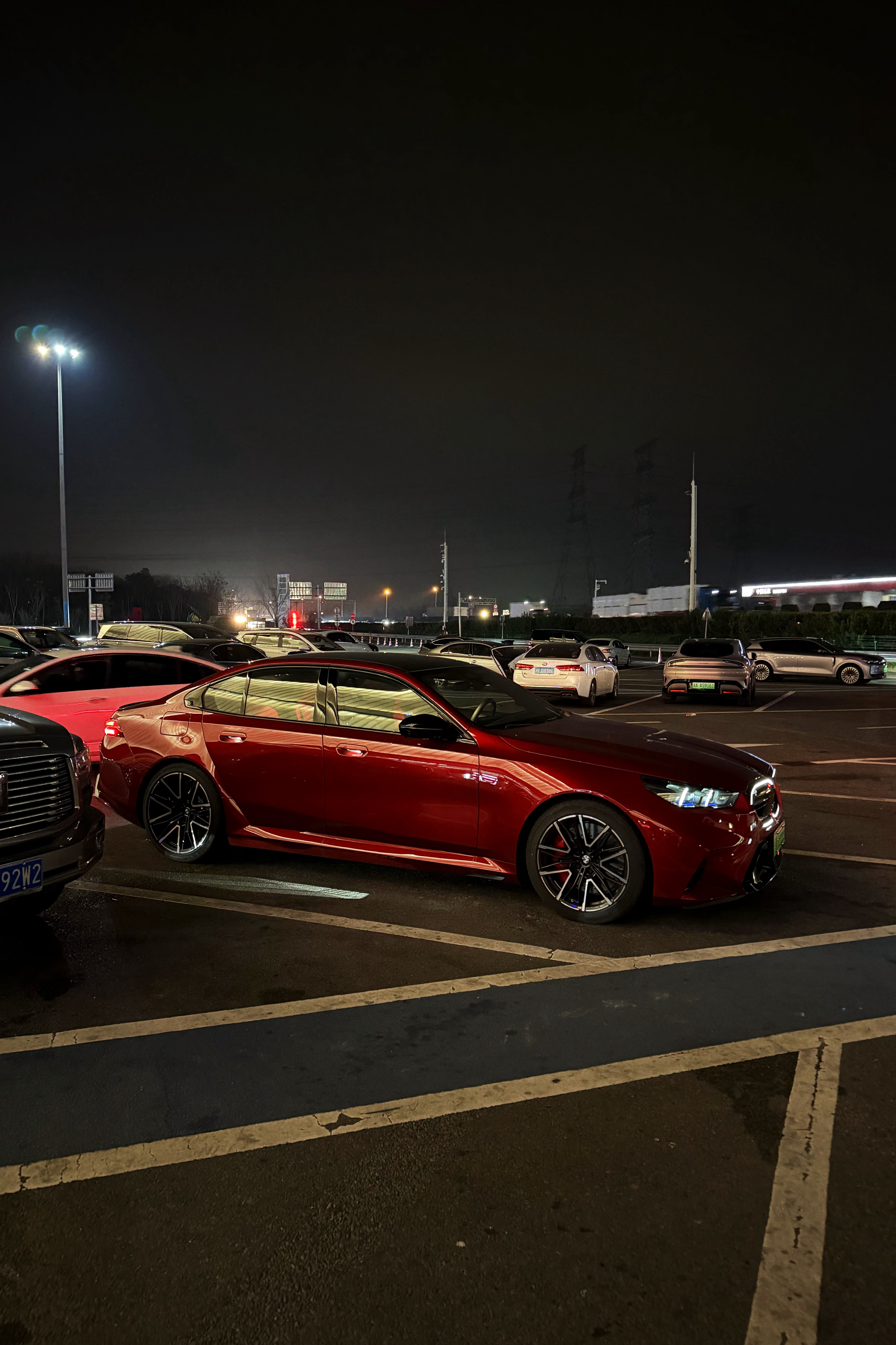 赶路中… 从驾驶感受来说，在公路上，G90 M5做得非常好。汽场全开