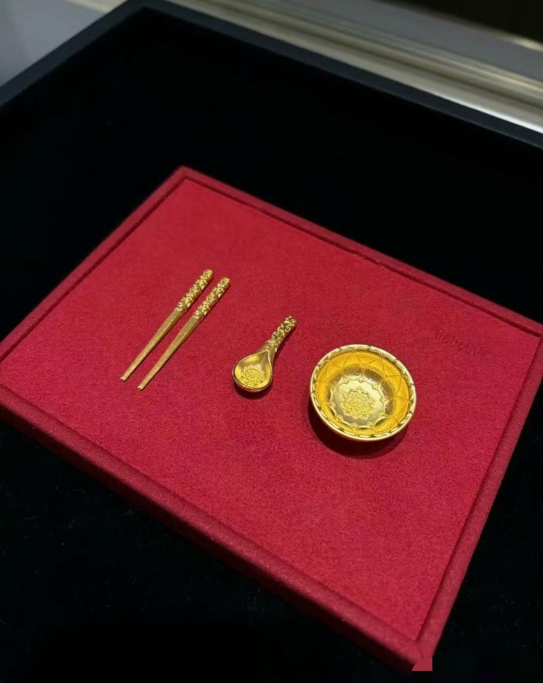 美联储的靴子终于落地了，加息25个基点，预期年内还有一次。

就黄金现在这种飘忽